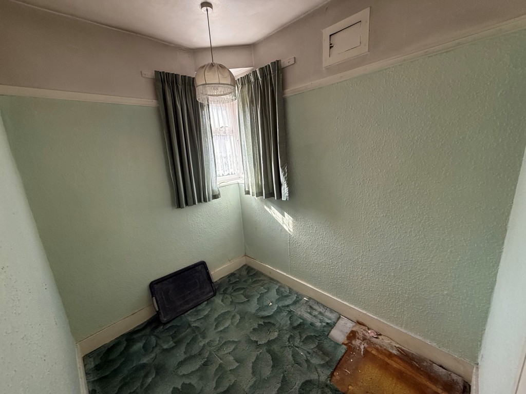 Lot: 226 - THREE-BEDROOM SEMI-DETACHED HOUSE FOR IMPROVEMENT - Third bedroom with dual aspect window